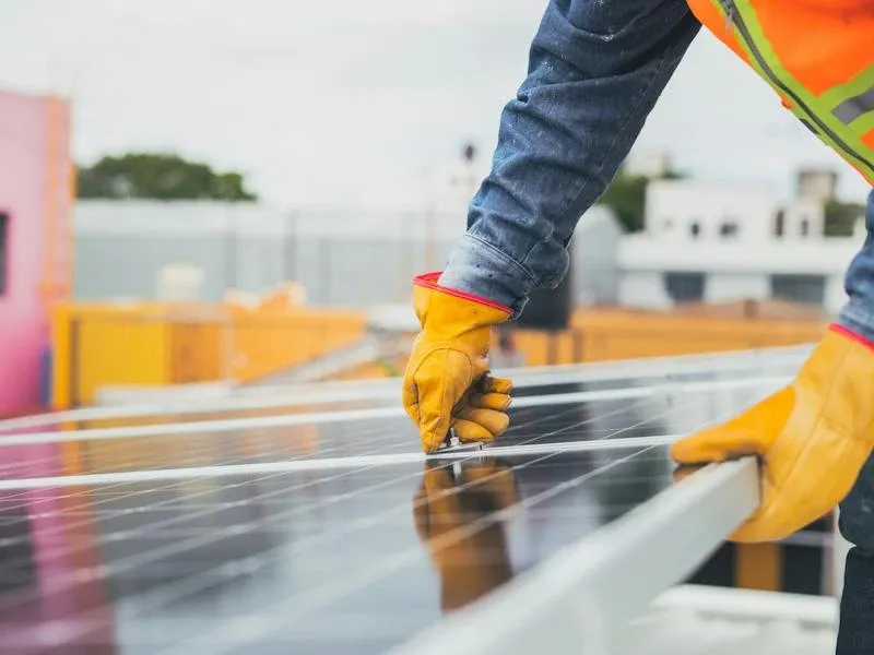 Panneaux solaires et onduleurs prêts pour l'installation